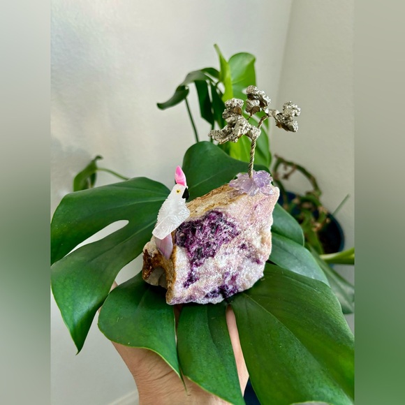 Parrot Carving & Tree on Fluorite - Picture 5 of 7
